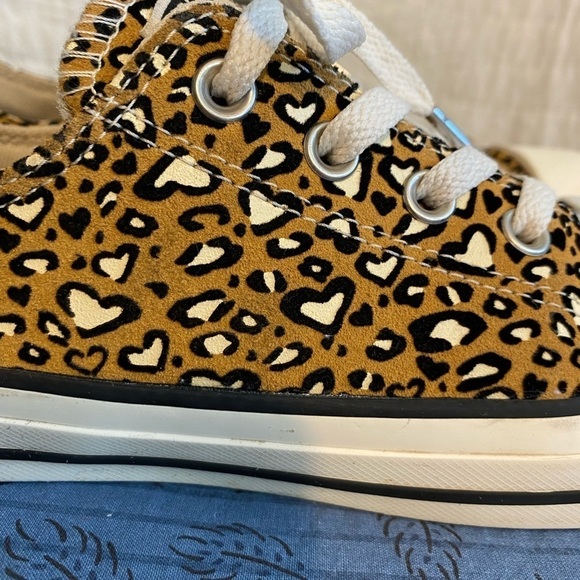 Converse all star leopard heart print plush sneaker size 10 - Picture 2 of 7